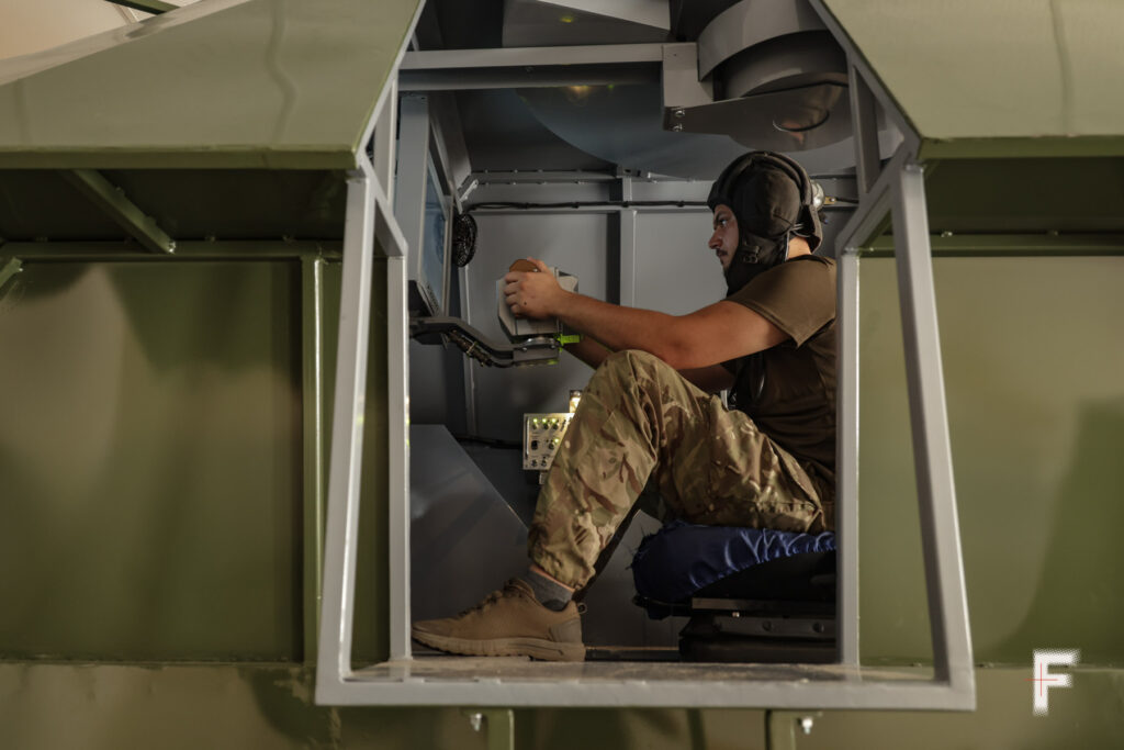 Стрілок на віртуальному тренажері для підготовки екіпажів танків Т-64
