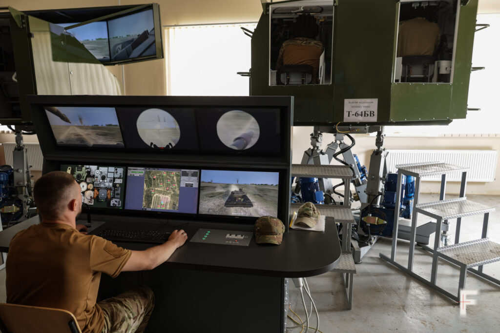 Навчання стрільців танків Т64 на віртуальному тренажері