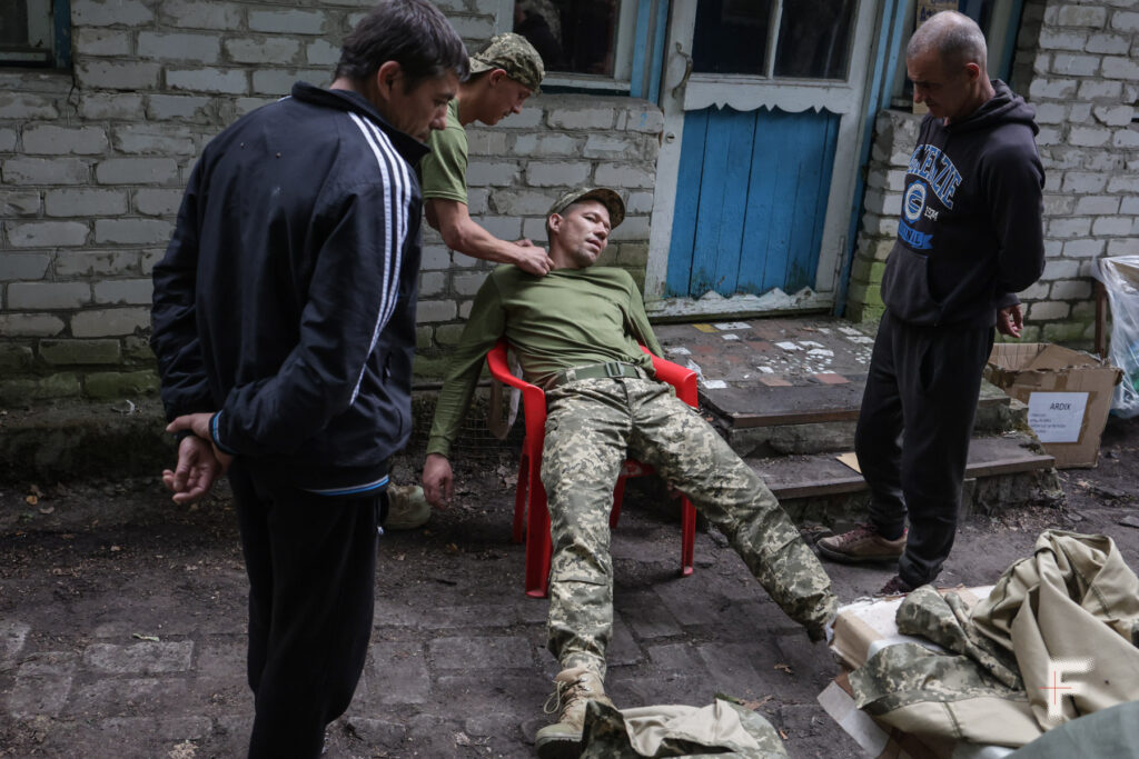 frontliner -- prisoners do medical training in Ukrainian army training center