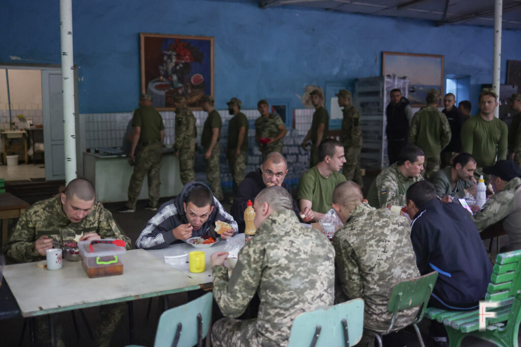 Former Ukrainian prisoners in the army - food place