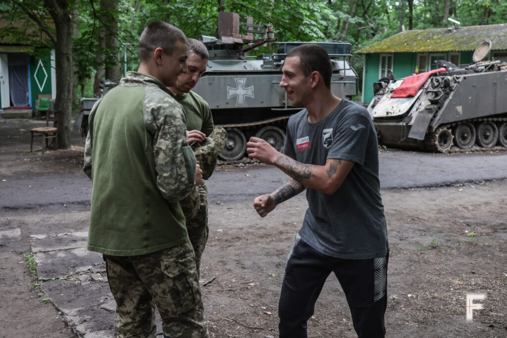 frontliner / crime prisoners join the Ukrainian army to fight with Right Sector battalioin