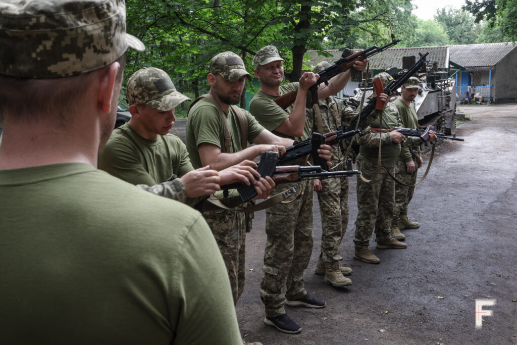 Ukraine former prisoners with gun after military training