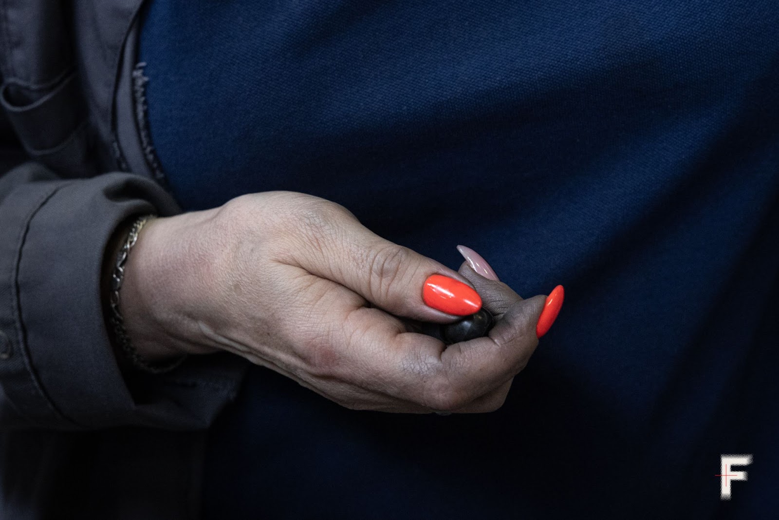 Руки шліфувальниці Раїси Ванічкіної на заводі у Нікополі