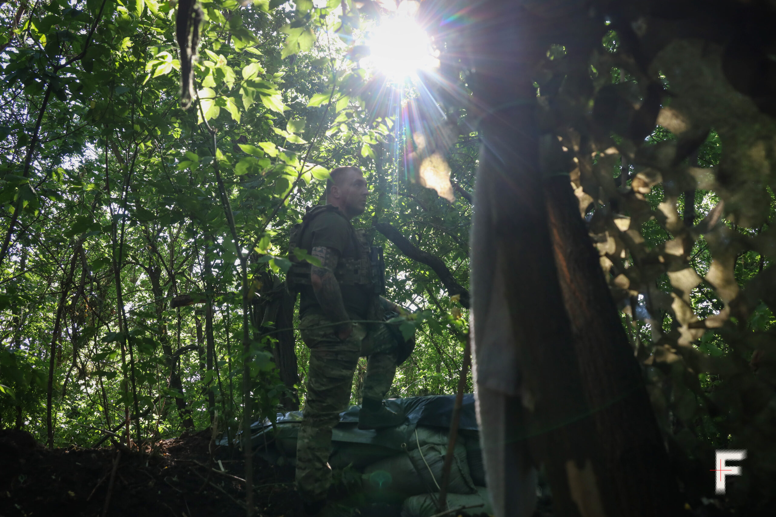 “Три сокири” і похмілля великого калібру: репортаж із позиції гаубиці М777 на Покровському напрямку