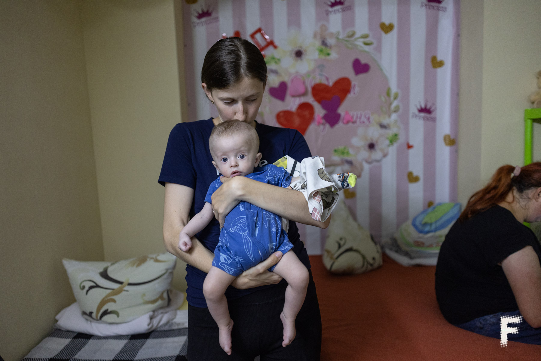 fronliner – Мати з дитиною у бомбосховищі лікарні Охматдит