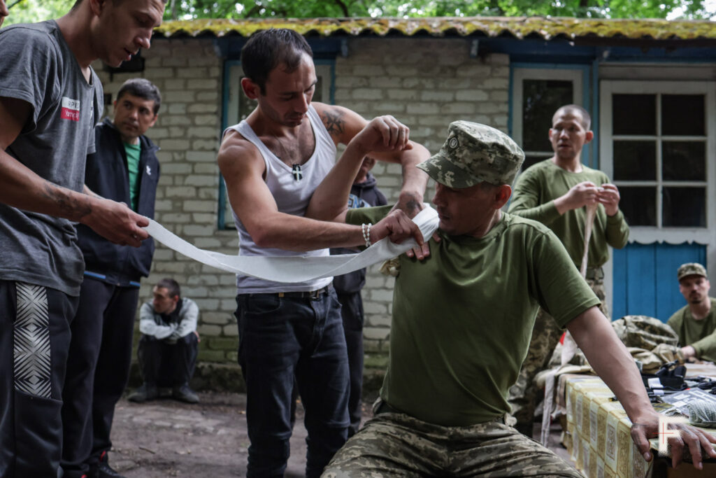 frontliner / former crime prisoner join ukraine army / tactical medicine training / photo: Andriy Dubchak