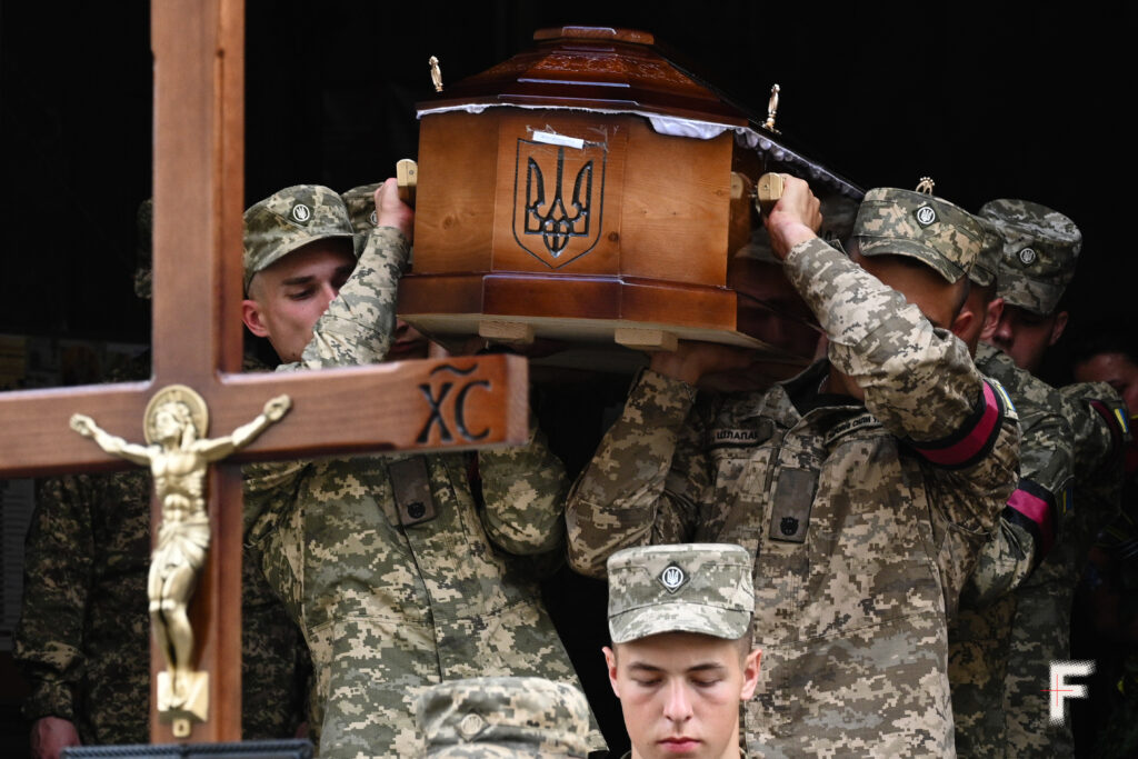 Після богослужіння у Гарнізонному храмі свв. апп. Петра і Павла військовослужбовці виносять труну з полеглими для прощання на площі Ринок 