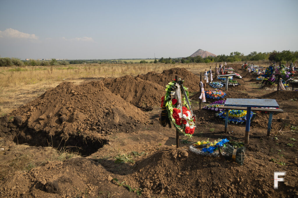 Кладовище Покровську зі свіжими могилами