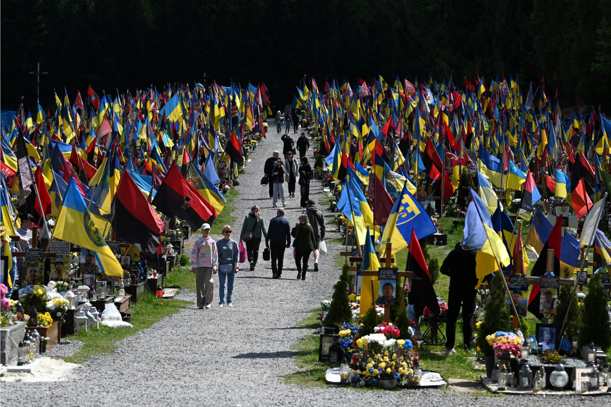 Подивитися в очі загиблим: в Україні формується культура військових поховань