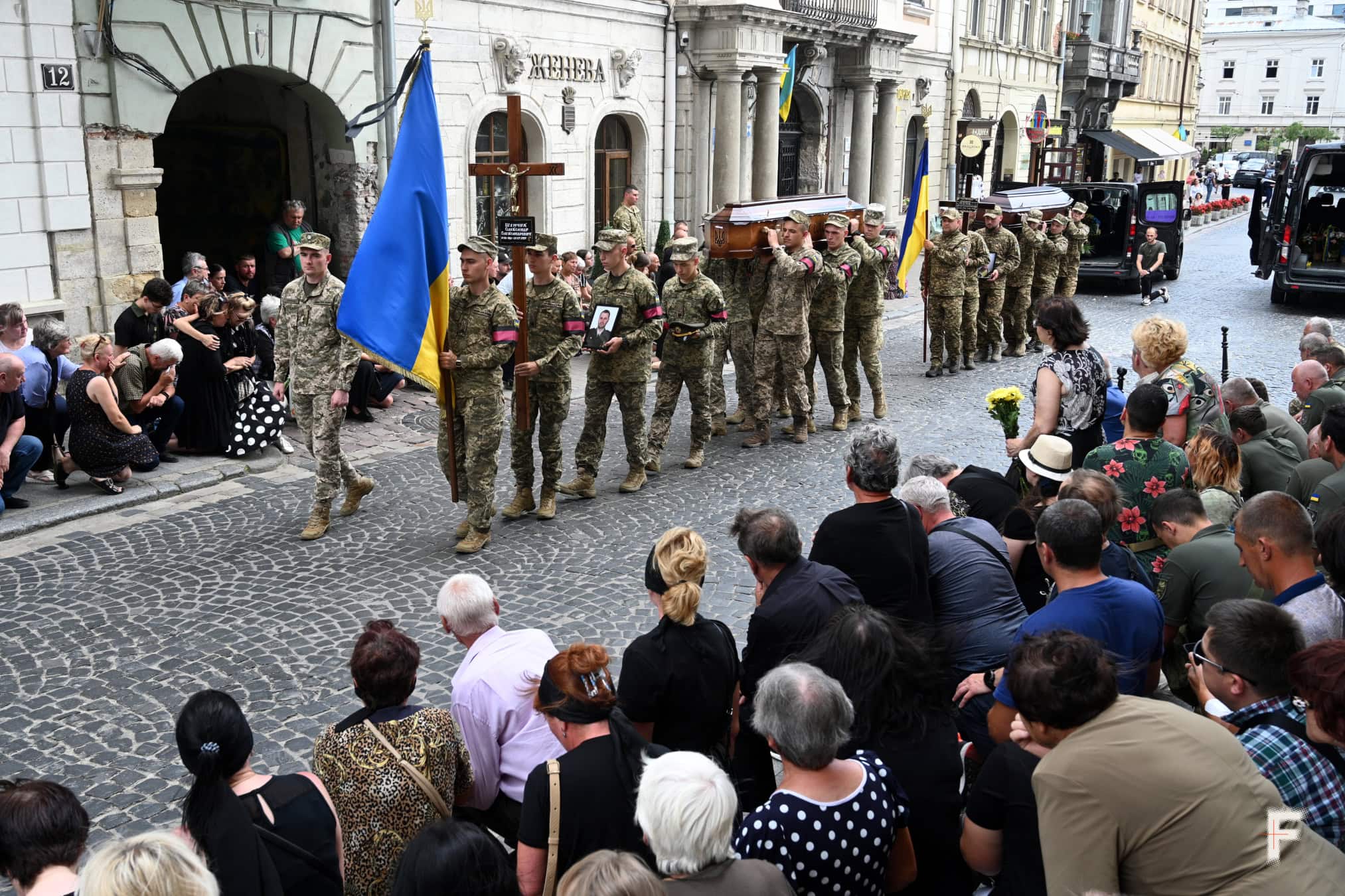 Подивитися в очі загиблим: в Україні формується культура військових поховань