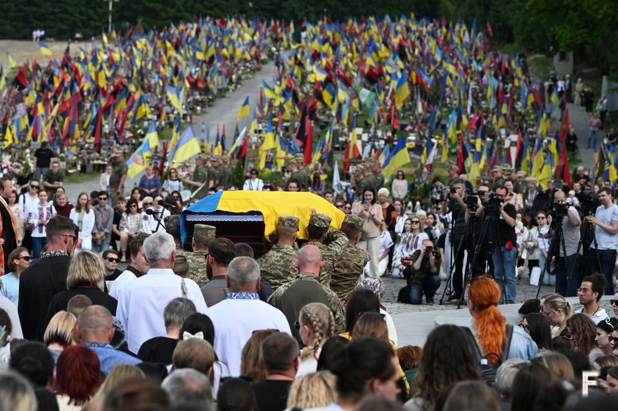 Подивитися в очі загиблим: в Україні формується культура військових поховань