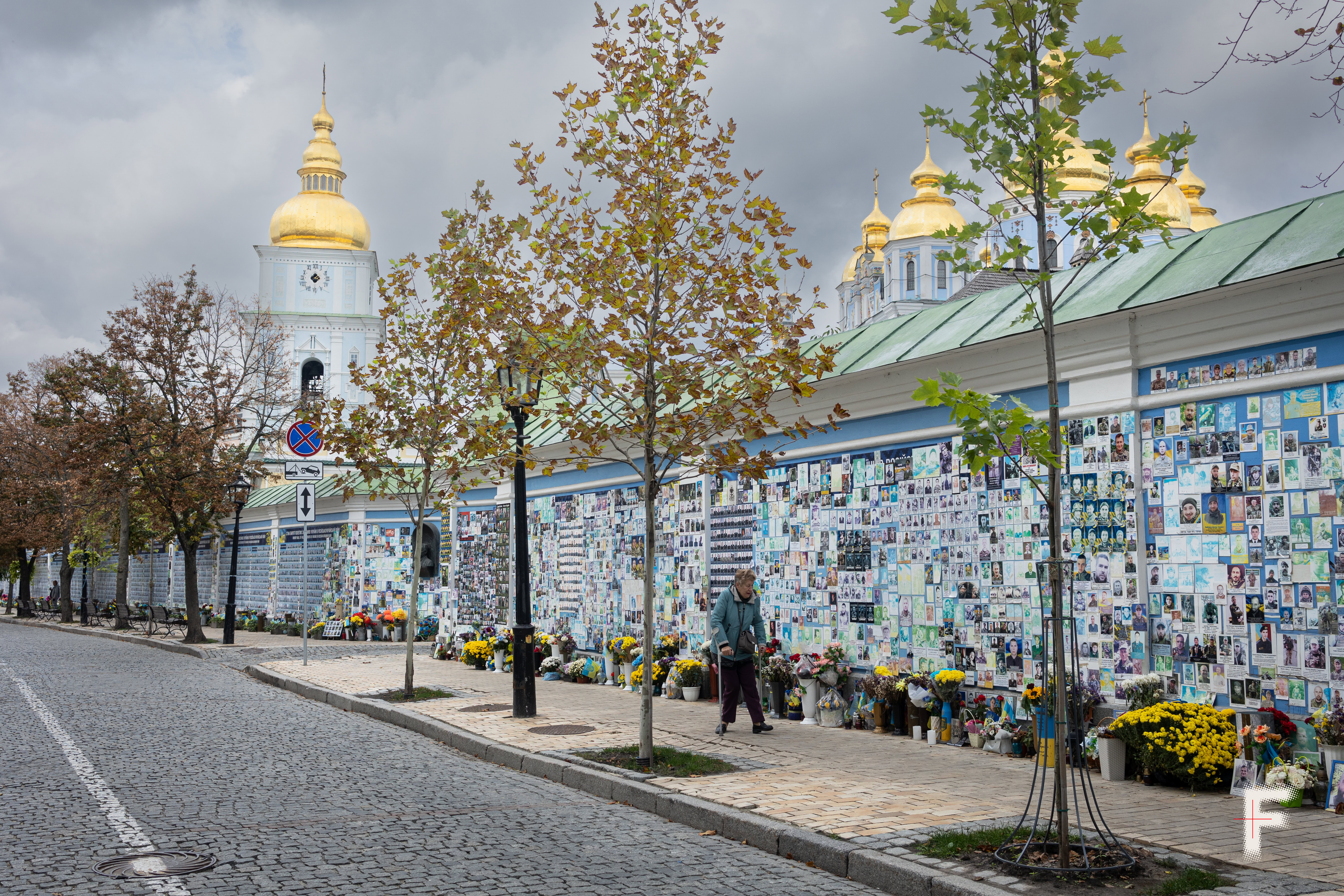 Стіна памʼяті в Києві та стихійна меморіалізація. Як вшанувати пам’ять про всіх полеглих?