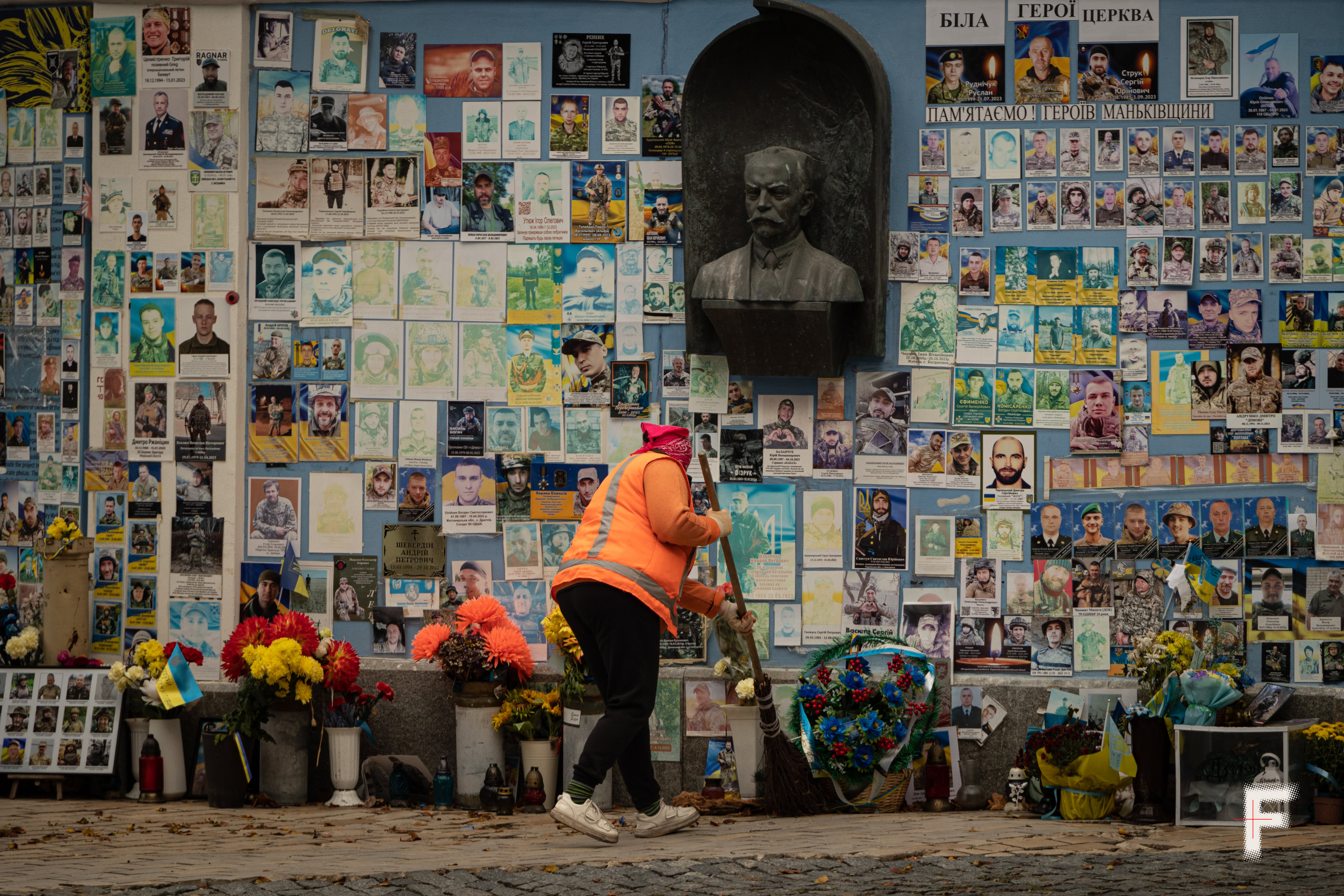 Стіна памʼяті в Києві та стихійна меморіалізація. Як вшанувати пам’ять про всіх полеглих?