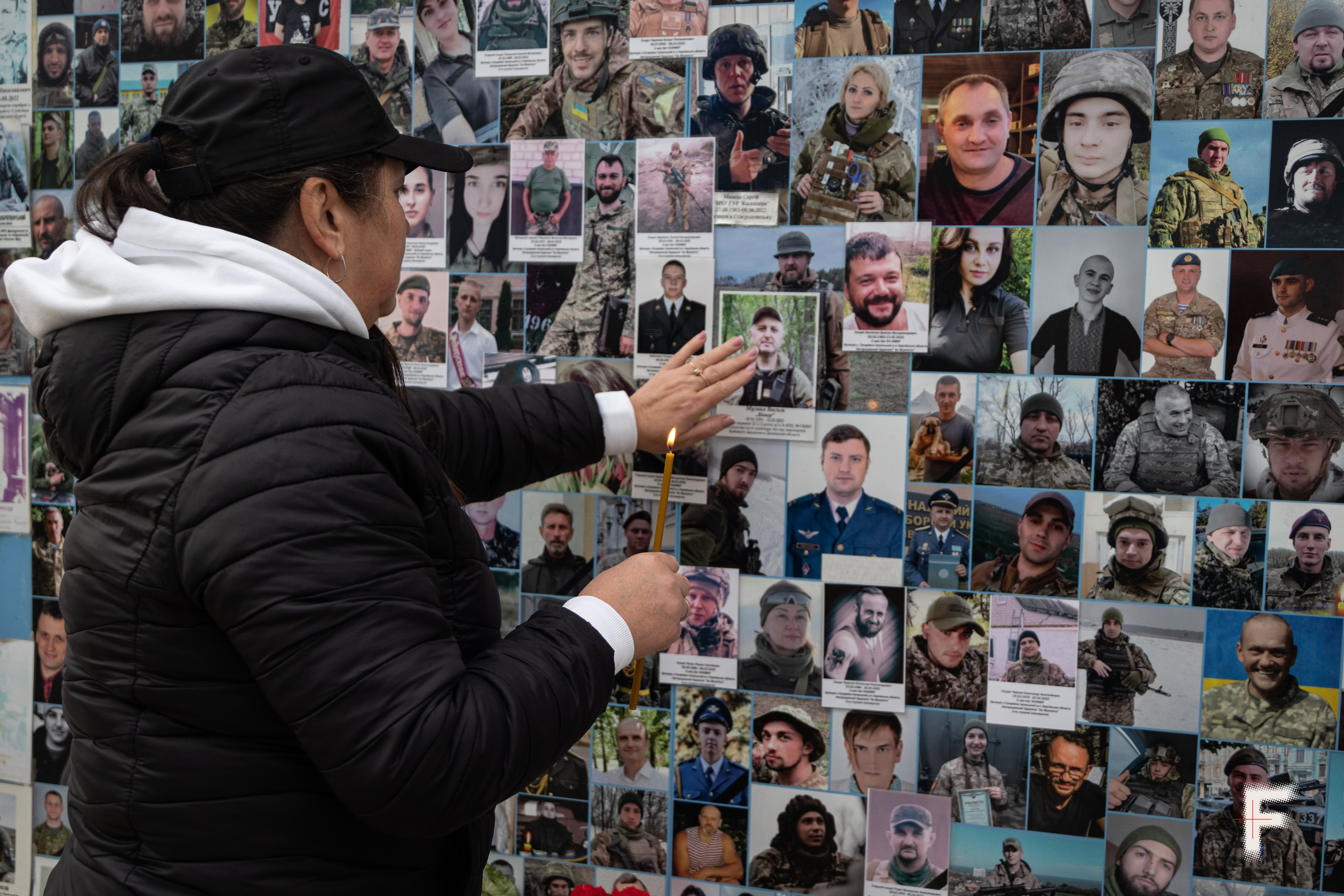 Стіна памʼяті в Києві та стихійна меморіалізація. Як вшанувати пам’ять про всіх полеглих?