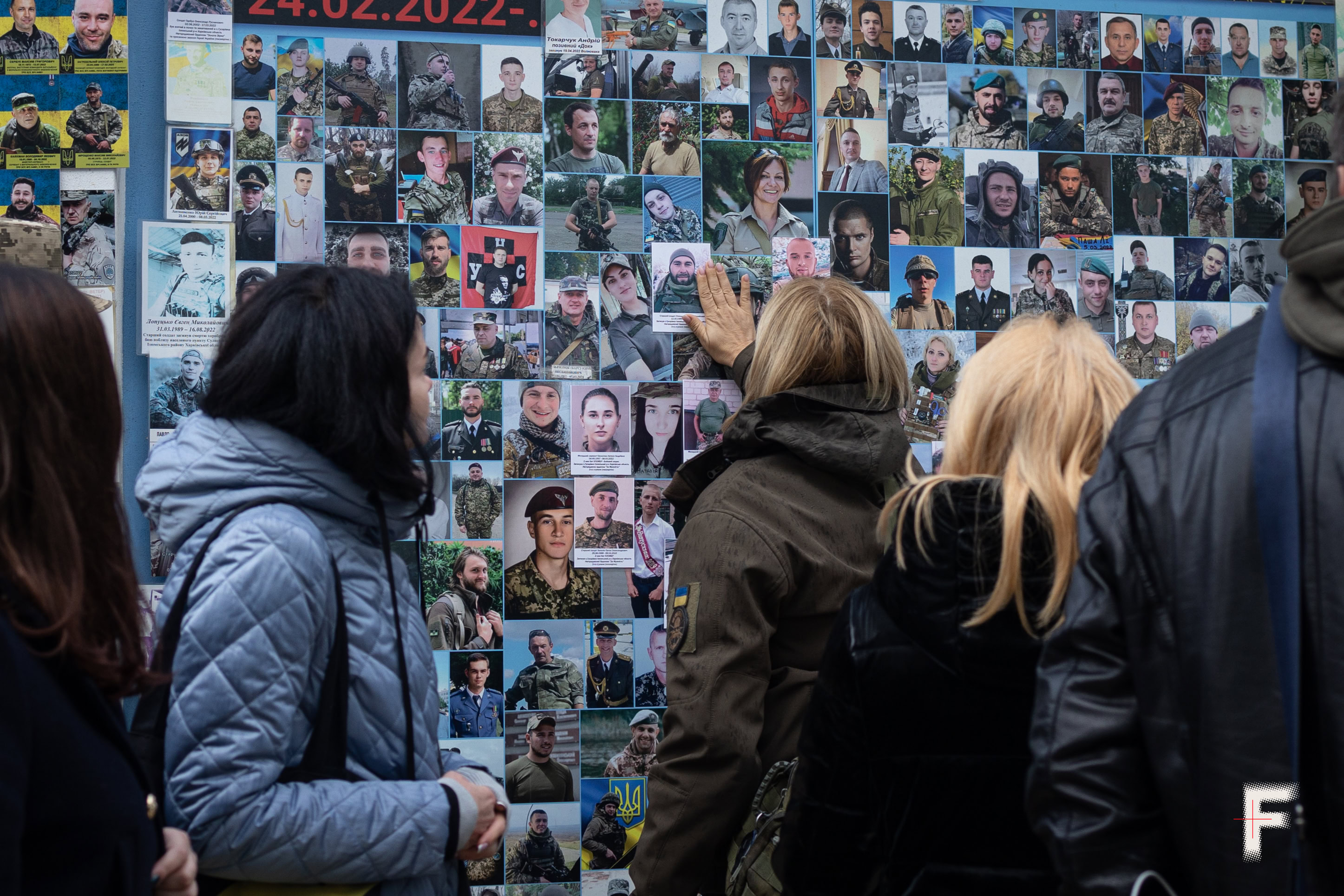 Стіна памʼяті в Києві та стихійна меморіалізація. Як вшанувати пам’ять про всіх полеглих?