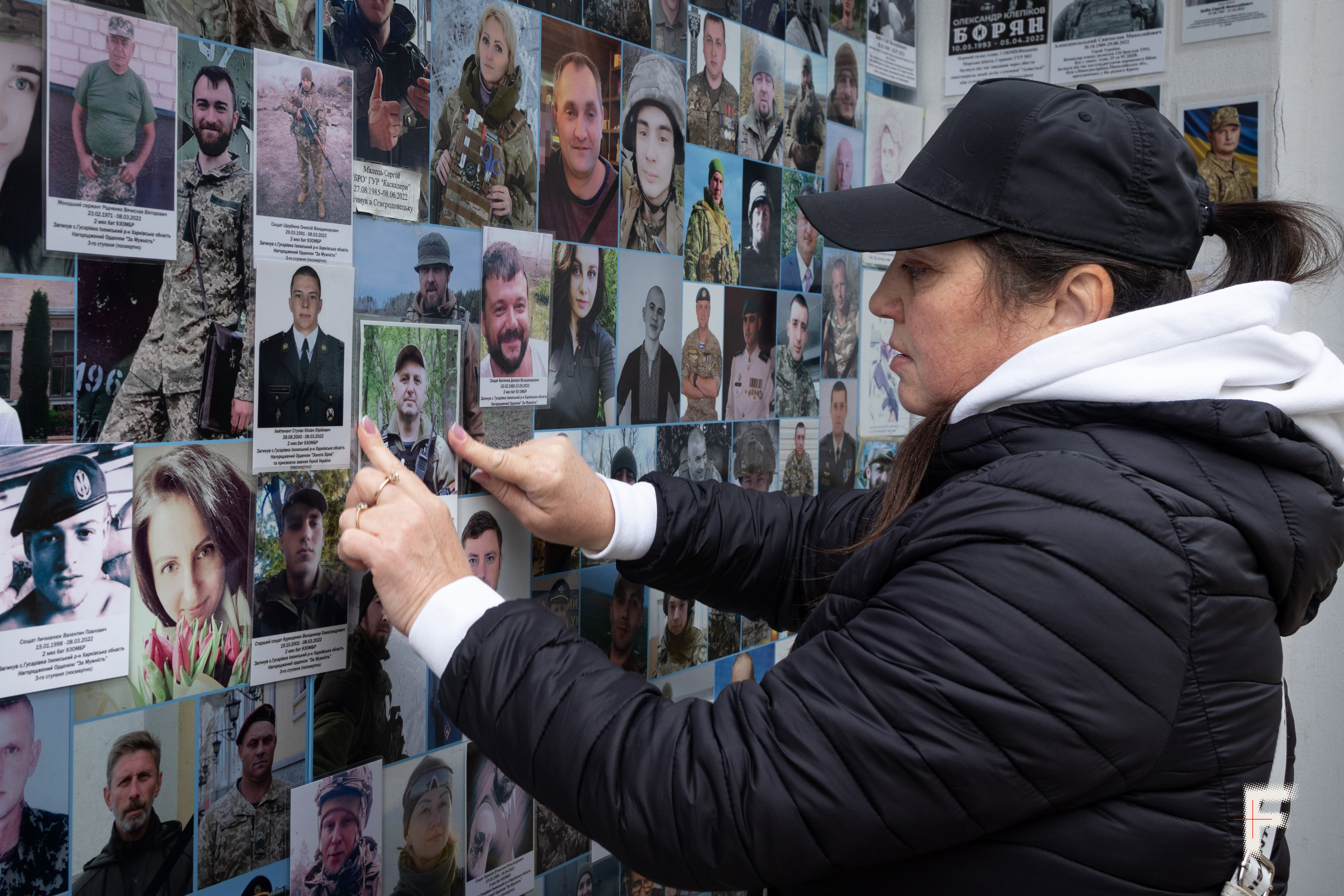 Стіна памʼяті в Києві та стихійна меморіалізація. Як вшанувати пам’ять про всіх полеглих?