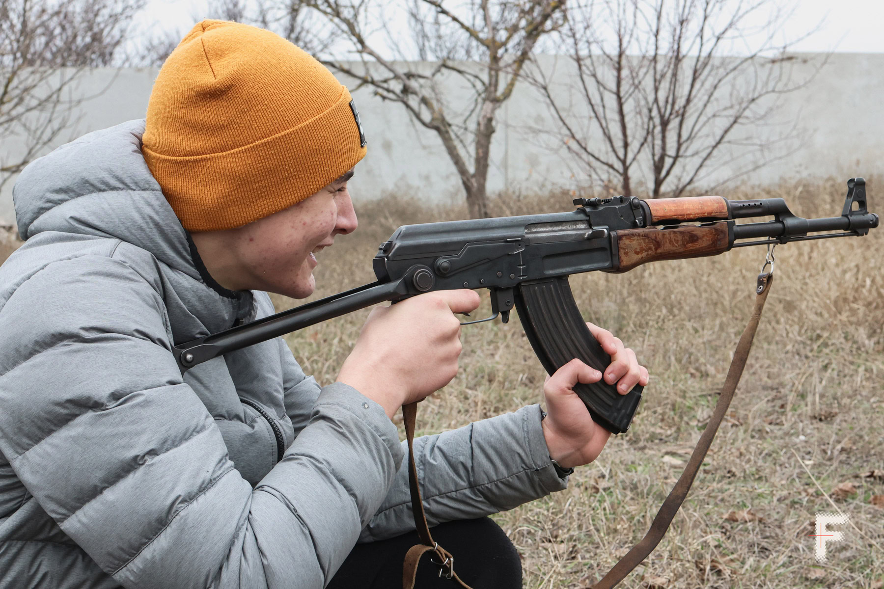 Дев’ятикласник Роман Ручка займається тактичною підготовкою на подвір'ї зруйнованого ліцею, Березнегувате, Миколаївська область, Україна, 28 листопада 2024 року.