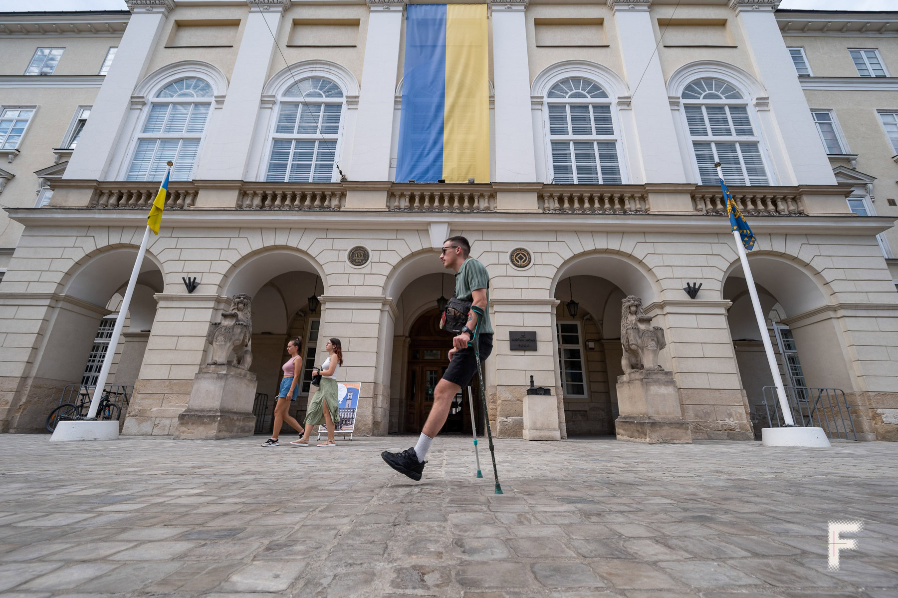 Микита Горняк на прогулянці площею “Ринок”. Львів, Україна 28 липня 2024.