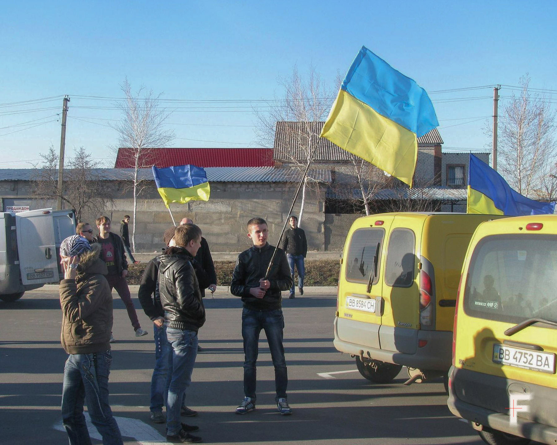 Микита Горняк (в центрі з прапором) під час автопробігу, Луганськ, Україна, 2014 рік. Фото з приватного архіву Микити Горняка. Проукраїнські активісти міста Стаханов (зараз Кадіївка) біля пам'ятника Стаханову. Кадіївка, Луганська область, 2014 рік. Фото з приватного архіву Микити Горняка