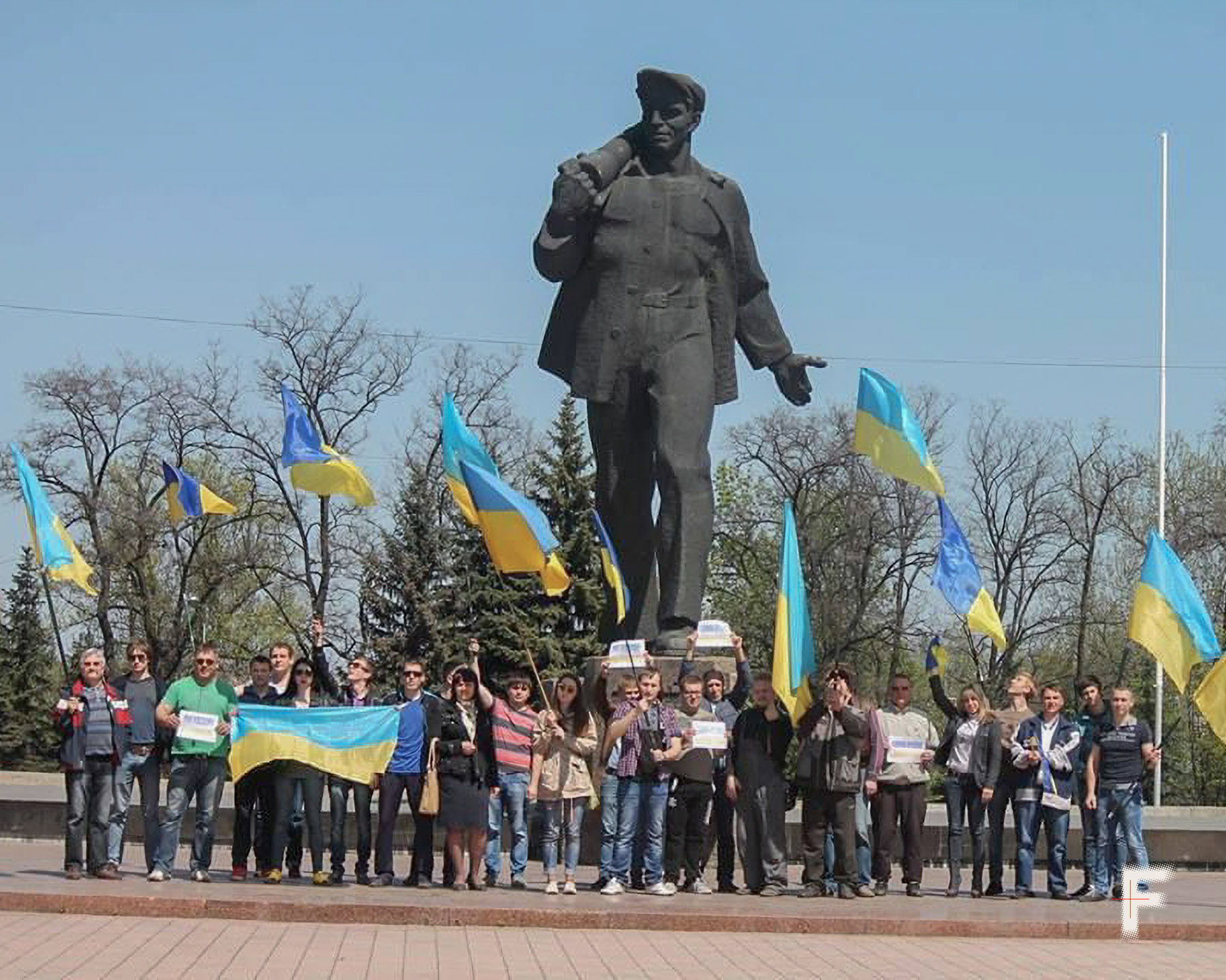 Микита Горняк (в центрі з прапором) під час автопробігу, Луганськ, Україна, 2014 рік. Фото з приватного архіву Микити Горняка. Проукраїнські активісти міста Стаханов (зараз Кадіївка) біля пам'ятника Стаханову. Кадіївка, Луганська область, 2014 рік. Фото з приватного архіву Микити Горняка