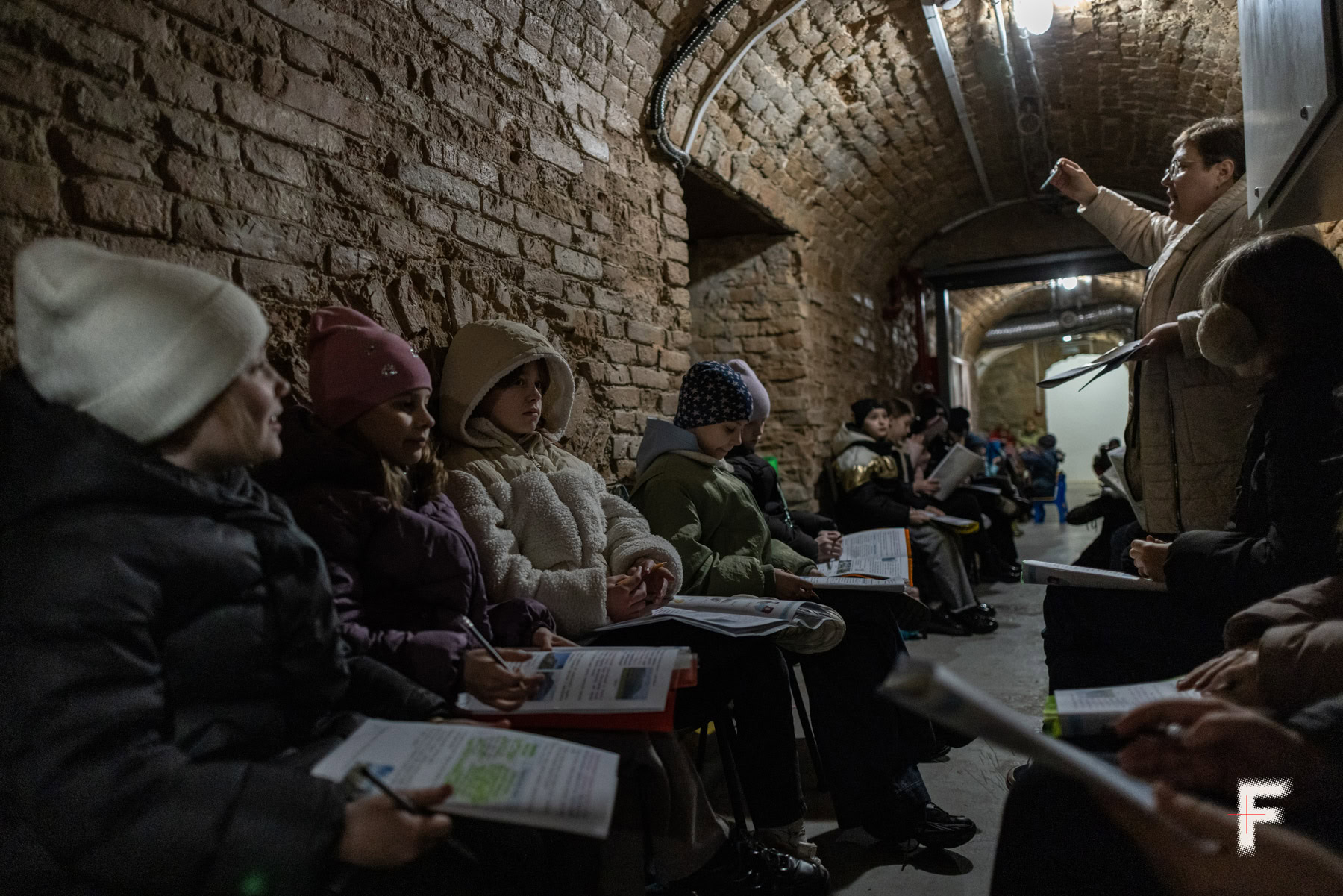 Урок «Я пізнаю світ» під час повітряної тривоги у підвалі-бомбосховищі для учнів однієї зі шкіл м. Кременчук.