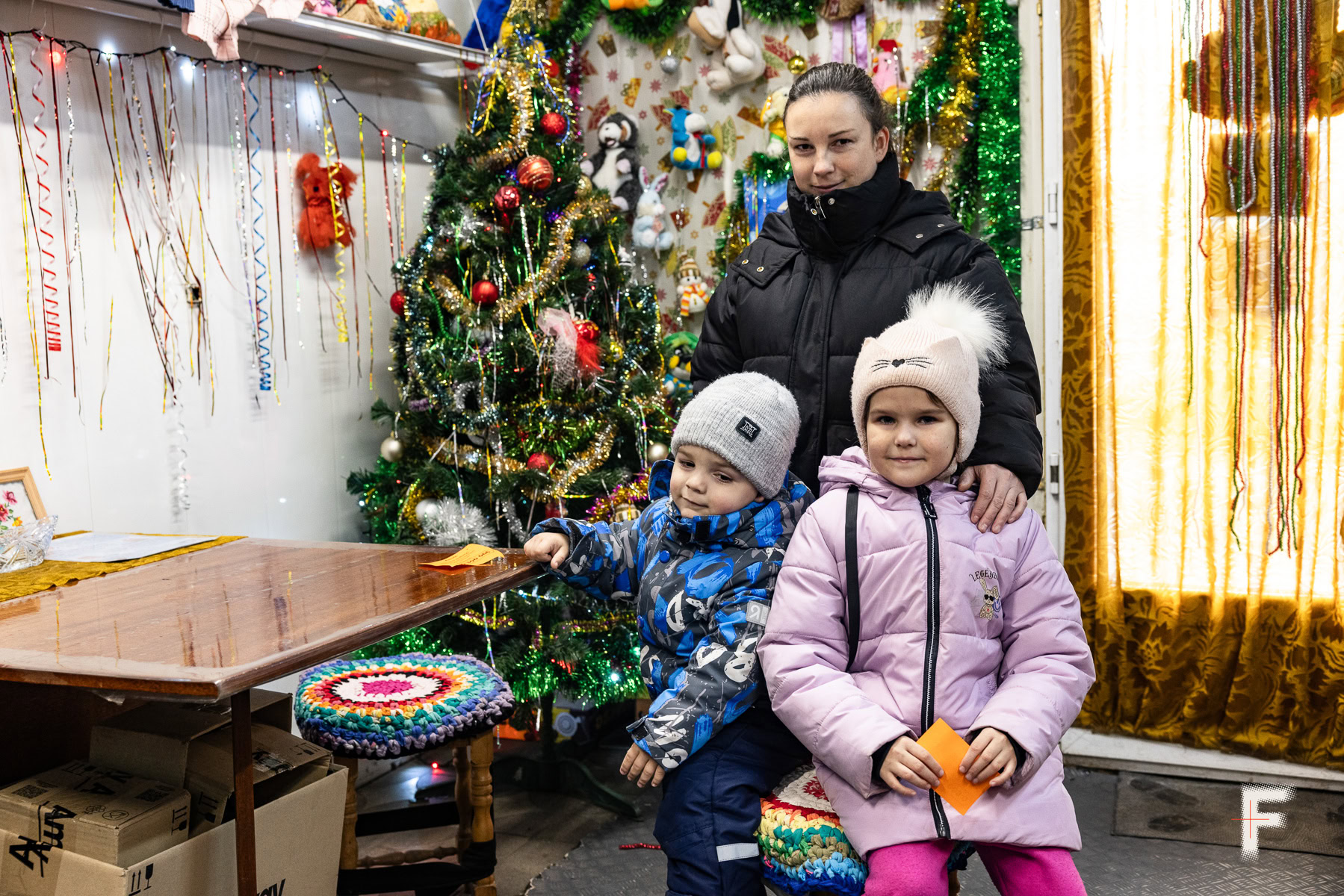 Надія Кухарь її діти у магазині "Родзинка